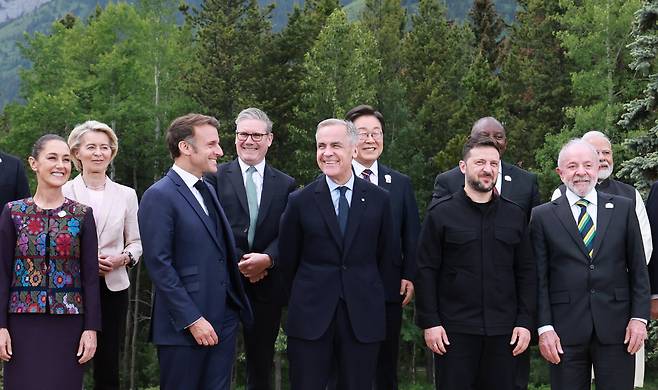 이재명 대통령이 G7 정상회의에 참석한 각국 정상들과 기념 촬영을 하고 있다./뉴시스