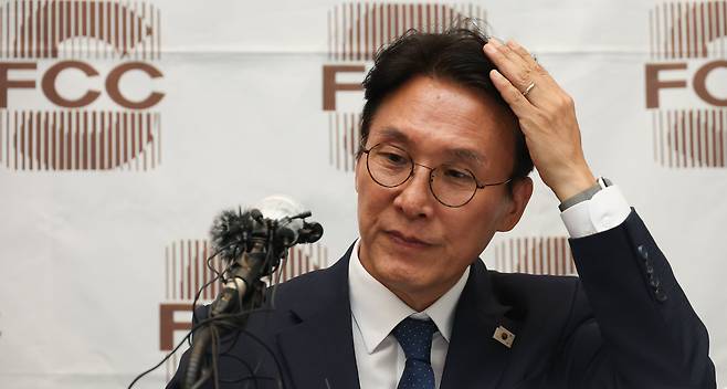 김민석 국무총리 후보자가 17일 서울 중구 프레스센터에서 열린 외신 기자 간담회에서 질문을 듣고 있다. 김 후보자는 자신을 둘러싼 의혹과 관련해 “모든 문제에 답할 것이고 청문회를 통과할 것”이라고 했다./장련성 기자