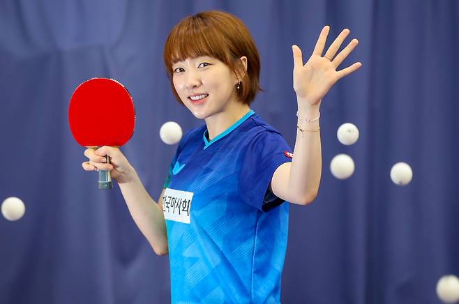 최근 현역 은퇴를 선언한 전 탁구 국가대표 서효원이 지난 16일 인천 서구 한국마사회 탁구단에서 탁구채를 들고 포즈를 취했다. 서효원은 “내 탁구 인생을 바꿔준 현정화 감독님 같은 지도자가 되고 싶다”고 했다. /박성원 기자