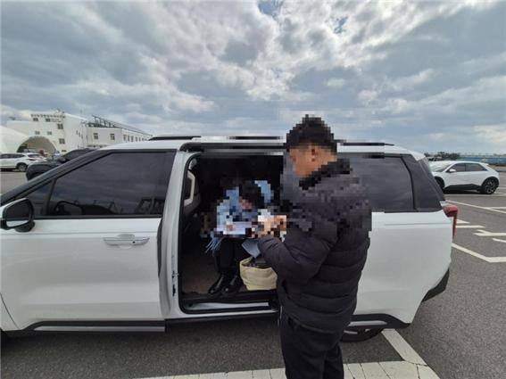제주도 자치경찰단이 외국인을 상대로 불법 운송 관광영업에 대해서 단속하고 있다./제주도자치경찰단