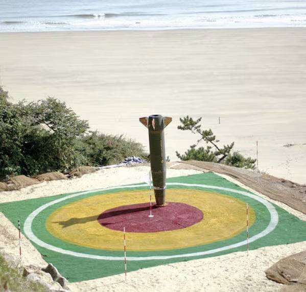 목표물에 정확히 떨어지고 있는 한국형 전술지대지미사일(KTSSM)의 모습. 현무-4, 현무-5도 높은 정확도를 갖고 있는 것으로 알려졌다. 벙커버스터의 생명은 정확한 탄착이다. /조선일보 DB