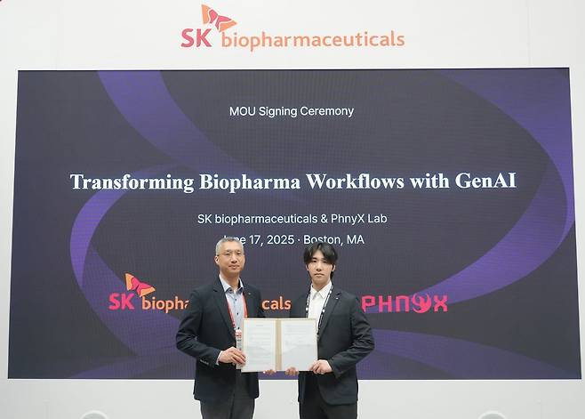 유창호 SK바이오팜 전략부문장(왼쪽)과 배민석 피닉스랩 대표가 17일(현지 시각) 미국 보스턴에서 열린 ‘바이오 USA’ SK바이오팜 전시 부스에서 업무협약 체결을 기념하고 있다. /SK바이오팜