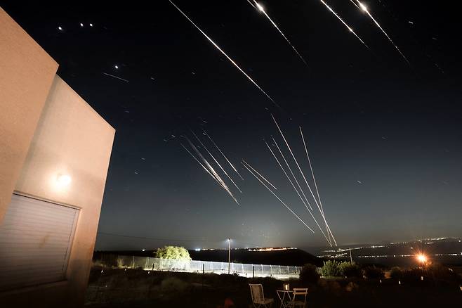 18일(현지시각) 이스라엘이 점령한 골란 고원에서 이란이 발사한 미사일이 요격되고 있다. /로이터·연합뉴스