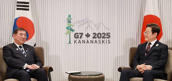 이재명 대통령이 17일(현지시각) 캐나다 앨버타주 캐내내스키스 주요 7개국(G7) 정상회의장에서 이시바 시게루 일본 총리와 한일 정상회담을 하고 있다. /연합뉴스