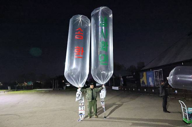 납북자가족모임이 지난 4월 대북전단을 살포하는 모습. / 납북자가족모임 제공.