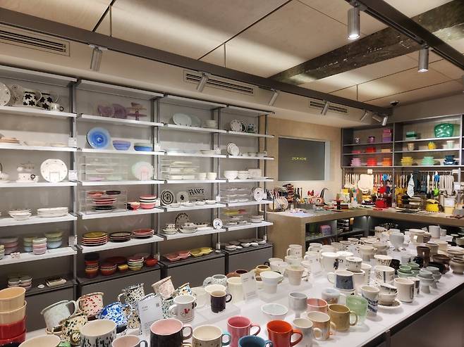 18일 서울 성수동에 위치한 ‘이구홈(29CM HOME)’ 성수점 내부 전경. 조명, 키친웨어, 문구, 패브릭 등 6000여 개의 라이프스타일 아이템이 전시돼 있다./최효정 기자