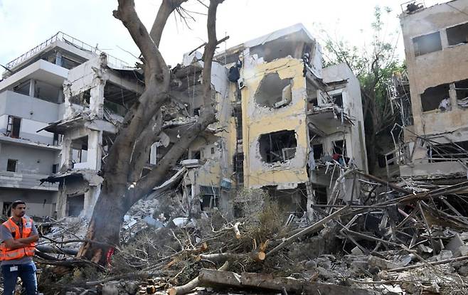 지난 16일(현지시각) 이스라엘 중심도시 텔아비브의 이란 미사일 피해 지역. /텔아비브 UPI=연합뉴스