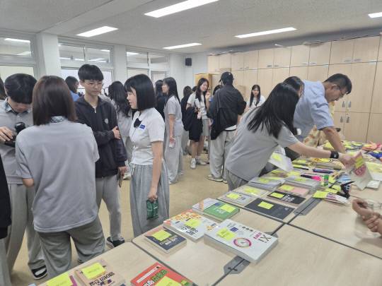 계룡 용남고등학교는 최근 교내에서 개최한 '플리마켓'이 전교직원과 학생들의 자발적인 참여 속에 큰 호응을 얻으며 성황리에 마무리됐다고 17일 밝혔다. 용남고등학교 제공