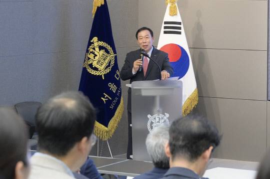 최민호 세종시장이 18일 한국행정학회 하계공동학술대회에서 환영사를 하고 있다. 세종시 제공