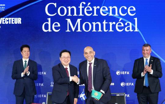 대전시와 캐나다 퀘벡주는 11일(현지시각) 캐나다 몬트리올 보나벤처 호텔에서 연구·혁신 분야 협력 협약을 체결했다. (왼쪽 두 번째부터)이장우 대전시장과 크리스토퍼 스키트 퀘벡주 경제장관이 협약서에 서명한 뒤 기념사진을 찍고 있다. 대전시 제공