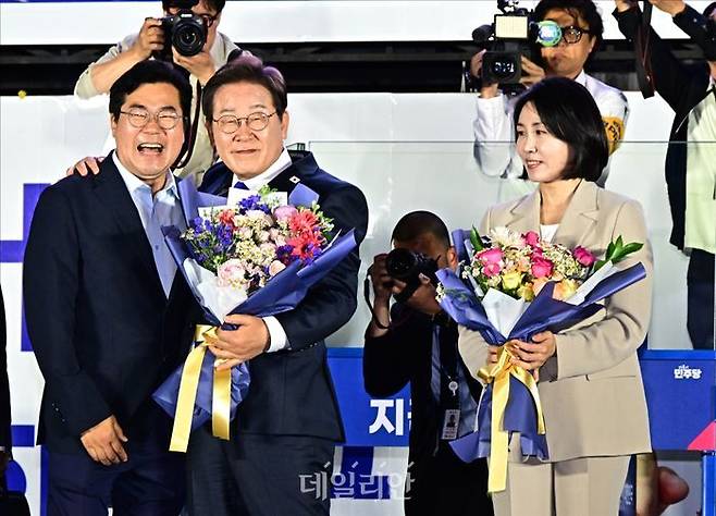 제21대 대통령 당선이 확실시 되는 이재명 당시 더불어민주당 대선 후보가 지난 4일 서울 여의도 국회 정문 앞에 마련된 개표방송 야외무대에서 박찬대 상임총괄선대위원장과 인사를 하고 있다. ⓒ데일리안 홍금표 기자