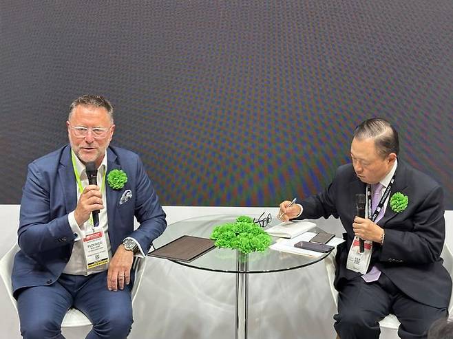 페데리코 폴라노 IDT바이오로지카 최고사업책임자(왼쪽)가 17일(현지시간) 바이오 USA SK바이오사이언스 부스를 찾아 간담회를 진행하고 있다. ⓒ데일리안 이소영 기자