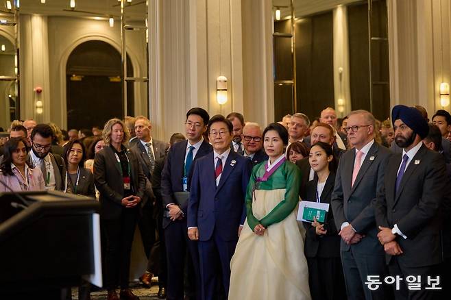 16일(현지시간) 캐나다 캘커리의 한 호텔에서 열린 주요7개국(G7) 정상회의 초청국 리셉션에 참석한 이재명 대통령 부부. 김원집 외교부 서기관이 이 대통령 옆에서 통역 업무를 수행하고 있다. 캘거리=송은석 기자 silverstone@donga.com