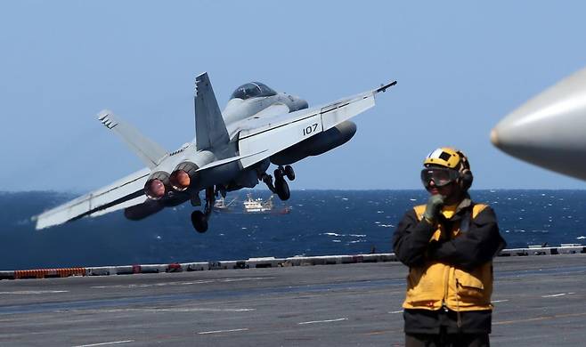 미국 해군이 2023년 진행된 한미 해군 연합 해상훈련 도중 핵항모 니미츠호에서 전투기를 발진시키는 모습. 동아일보DB