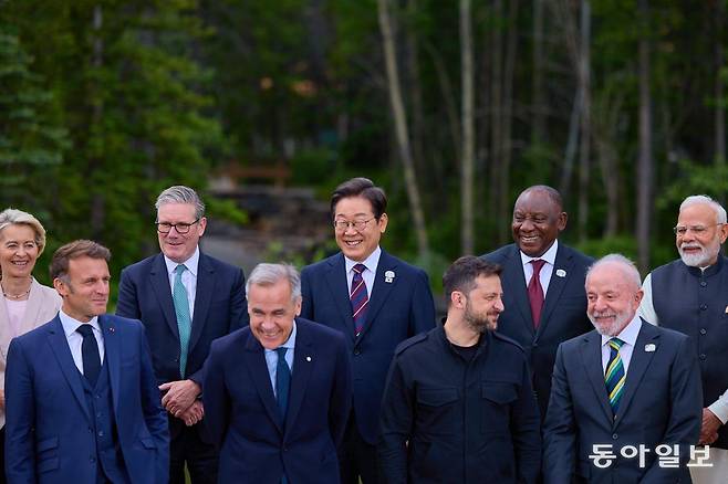 이재명 대통령이 17일(현지시간) 캐나다 앨버타주 카나나스키스 주요 7개국(G7) 정상회의장에서 G7 및 초청국 정상들과 기념촬영을 하고 있다. 카나나스키스=송은석 기자 silverstone@donga.com