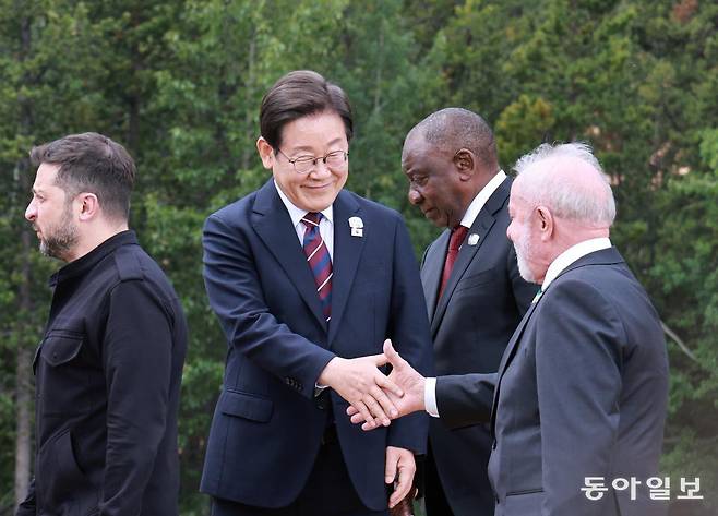 이재명 대통령이 17일(현지시간) 캐나다 앨버타주 카나나스키스 주요 7개국(G7) 정상회의장에서 기념 단체 사진을 촬영한 뒤 루이스 이나시우 룰라 다시우바 브라질 대통령과 악수를 하고 있다. 카나나스키스=송은석 기자 silverstone@donga.com