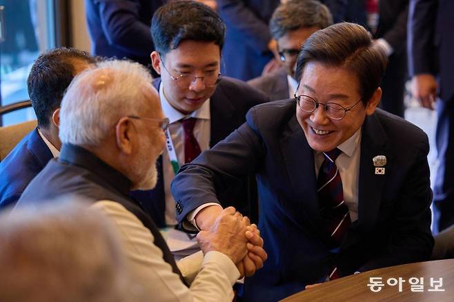 주요 7개국(G7) 정상회의 참석을 위해 캐나다 캐내내스키스를 방문 중인 이재명 대통령이 17일(현지시간) 캐나다 앨버타주 캐내내스키스 정상회담장에서 모디 인도 총리와 한-인도 정상회담을 하고 있다. 카나나스키스=송은석 기자 silverstone@donga.com