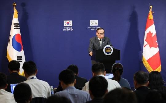 위성락 국가안보실장이 17일(현지시간) 캐나다 캘거리의 한 호텔 한국 프레스센터에서 이재명 대통령의 주요 7개국(G7) 정상회의 관련 브리핑을 하고 있다. 연합뉴스.