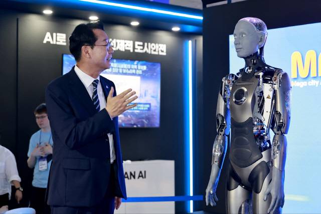 정명근 화성특례시장이 18일 서울 삼성동에서 개막한 'MARS 2025'에서 휴머노이드 로봇 '아메카'와 대화하고 있다. 화성시 제공