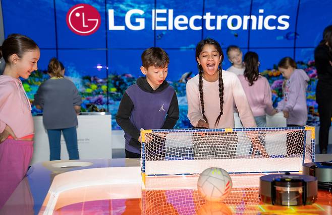 LG전자 북미법인 본사 사옥 내 과학관 인스피레이션 랩을 찾은 학생들이 로봇청소기로 축구 게임을 하고 있는 모습.
