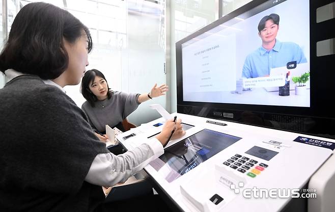신한은행이 인공지능(AI) 기술이 도입된 신개념 무인점포 'AI브랜치'를 18일 오픈한다. 주말 서울 중구 디지로그브랜치 신한은행 서소문지점에서 직원들이 AI은행원이 도입된 스마트창구의 기능을 점검하고 있다. 김민수기자 mskim@etnews.com 2024.11.15