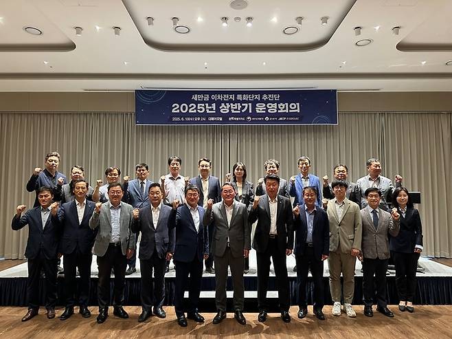 전북특별자치도는 17일 전주 더메이 호텔에서 새만금개발청, 군산시, 전북테크노파크 등 관계기관과 함께 '전북특별자치도 새만금 이차전지 특화단지 추진단 운영회의'를 개최했다.