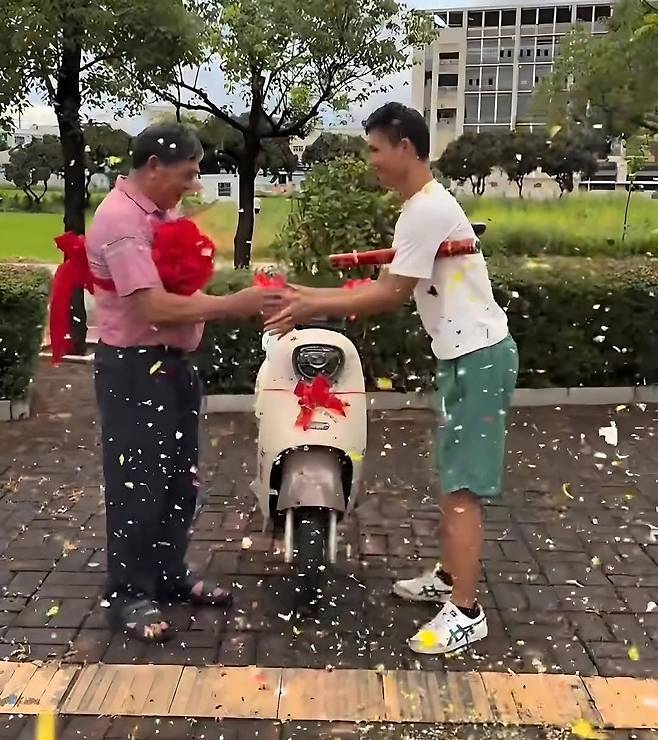 c5fb7226ff535db6ee87ebe18524c272.jpg 선물로 전기오토바이를 사준 아버지