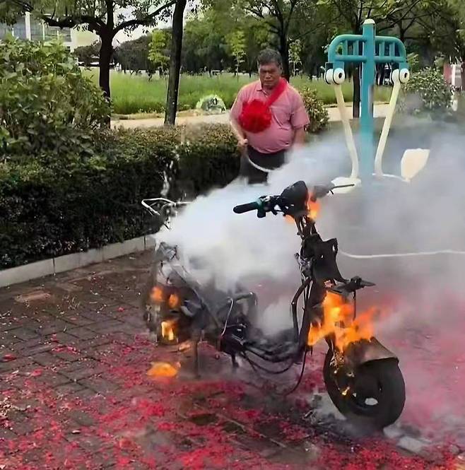 9df3ca88a5128934da163e67967cf6f3.jpg 선물로 전기오토바이를 사준 아버지