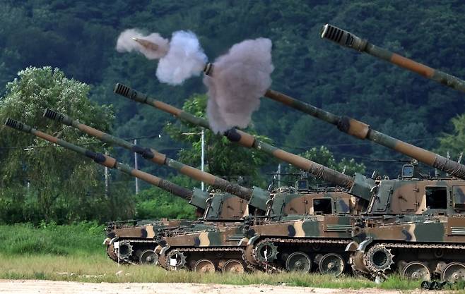 육군 제7포병여단이 운용하는 K9A1 자주포가 지난해 8월 20일 오전 강원도 철원군 문혜리사격장에서 열린 '을지 자유의 방패(UFS)' 연습 연계 지상군구성군사령부(지구사) 대화력전 훈련에서 포탄을 발사하고 있다. 뉴스1