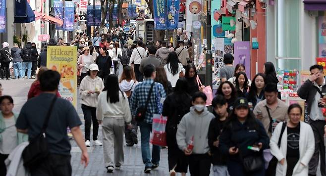 외국인 관광객과 시민들로 북적이는 명동거리 연합뉴스