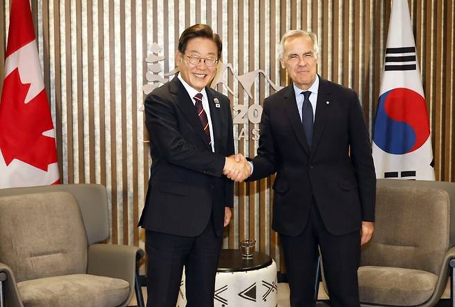 이재명 대통령이 캐나다 앨버타주 캐내내스키스에서 17일(현지시각) 열린 2025 G7 정상회의에서 마크 카니(Mark Carney) 캐나다 총리와 양자회담에 앞서 악수하고 있다. 캘거리/김태형 기자 xogud555@hani.co.kr