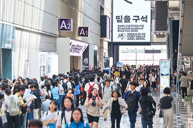 첫날 오전 모여든 인파들. 대한출판문화협회 제공