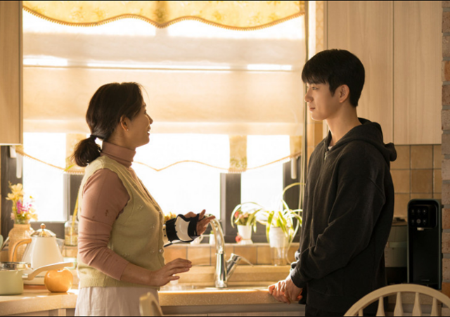 '미지의 서울'의 이호수(박진영)는 청각장애를 가졌으며 비혈연가족의 구성원이기도 하다. tvN 제공