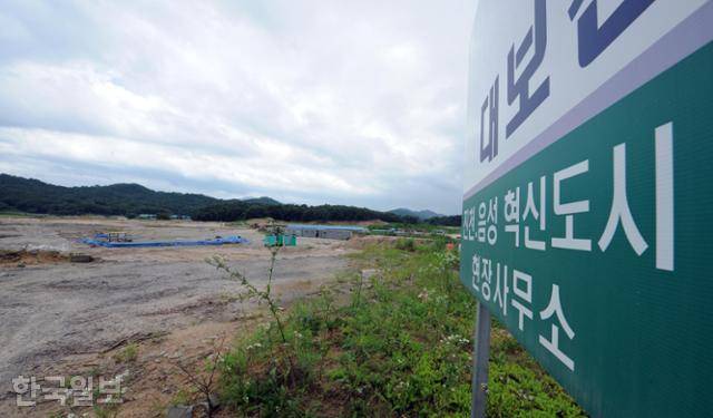 2011년 7월 17일 부지조성 공사가 진행 중인 충북 진천·음성 혁신도시 건설 현장. 한국일보 자료사진