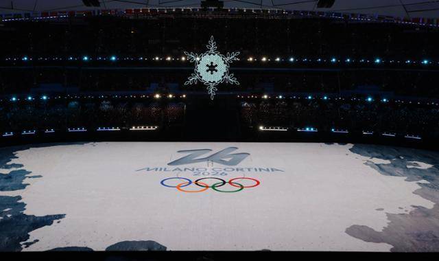 2022 베이징 동계올림픽 폐막식에서 2026년 이탈리아 밀라노-코르티나담페초 올림픽을 알리는 공연이 펼쳐지고 있다. 뉴시스