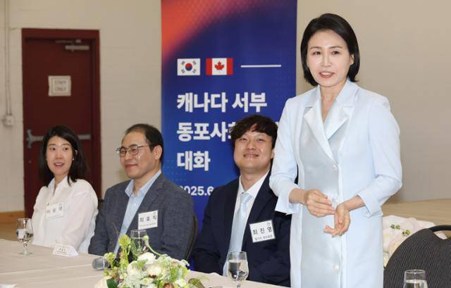 이재명 대통령 부인 김혜경 여사가 17일 캐나다 앨버타주 캘거리 한인회관에서 열린 캐나다 서부 동포사회와의 대화에서 모두발언을 하고 있다. 캘거리=왕태석 선임기자