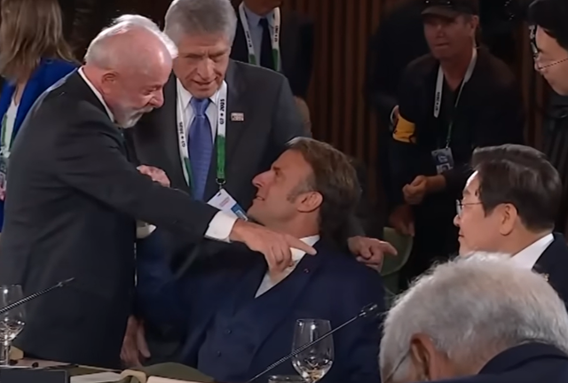 17일 캐나다 앨버타주의 캐내내스키스에서 열린 주요7개국(G7) 정상회의 확대회담에 참석한 루이스 이나시우 룰라 다시우바(왼쪽) 브라질 대통령이 이재명(오른쪽) 대통령을 손가락으로 가리키며 에마뉘엘 마크롱(가운데) 프랑스 대통령과 대화를 나누고 있다. 유튜브 JTBC 채널 캡처