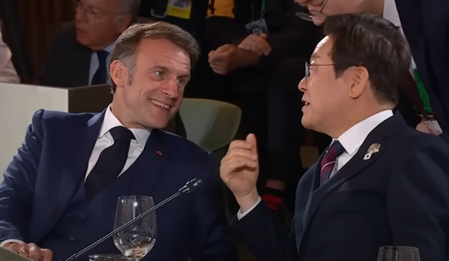 에마뉘엘 마크롱(왼쪽) 프랑스 대통령과 이재명 대통령이 주요7개국(G7) 정상회의 확대회담장에서 나란히 앉아 대화를 나누고 있다. 유튜브 JTBC채널 캡처