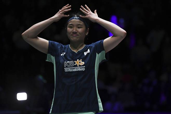 단 한 번 패배가 5번 우승보다 크게 와닿았다. 정상을 지켜야 하는 자리에 있는 안세영은 이제 다른 선수가 아닌 자신에게 더 집중한다. 사진은 안세영이 지난 17일 영국 버밍엄의 유틸리타 아레나에서 열린 2025 BWF 전영 오픈 여자 단식 결승전에서 왕즈이(중국)를 제압한 뒤 왕관 세리머니를 펼치고 있는 모습. AP=연합뉴스