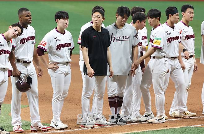 2025 KBO리그 프로야구 키움 히어로즈와 SSG 랜더스의 경기가 17일 오후 서울 고척스카이돔에서 열렸다. 1대 11로 패하며 6연패에 빠진 키움 선수들이 경기 후 관중에 인사하고 있다. 고척=김민규 기자 /2025.06.17/