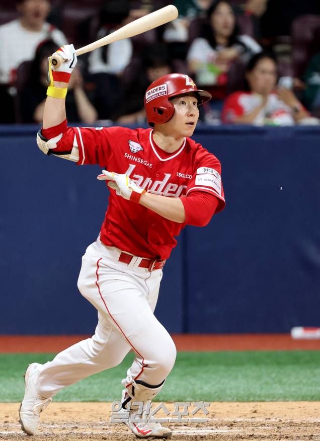 2025 KBO리그 프로야구 키움 히어로즈와 SSG 랜더스의 경기가 17일 오후 서울 고척스카이돔에서 열렸다. 8회초 2사 만루 박성한이 2타점 적시타를 치고 있다. 고척=김민규 기자 mgkim1@edaily.co.kr /2025.06.17/