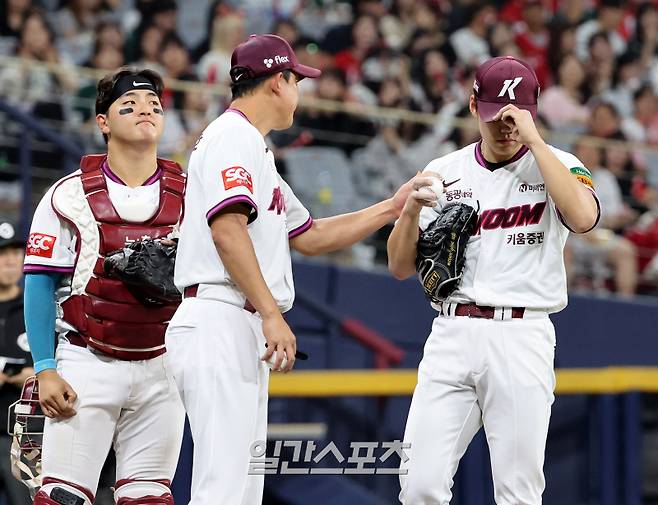 2025 KBO리그 프로야구 키움히어로즈와 SSG랜더스의 경기가 17일 오후 서울 고척스카이돔에서 열렸다. 6회초 무사 1,2루 선발 김윤하가 교체되고 있다. 고척=김민규 기자 /2025.06.17/