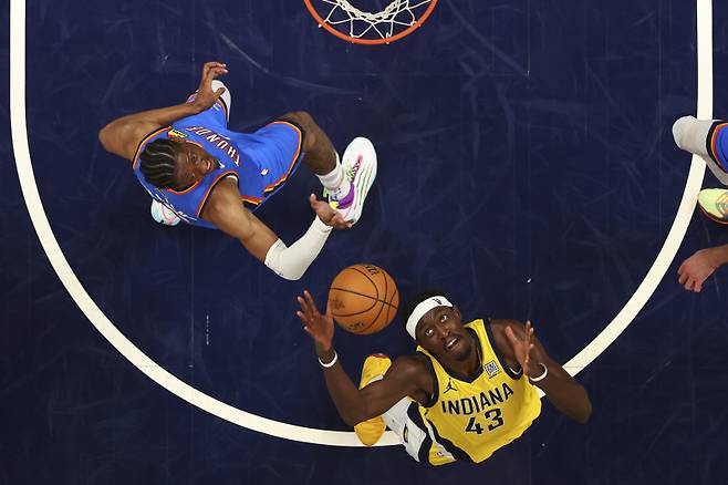 <yonhap photo-2833=""> Indiana Pacers forward Pascal Siakam (43) rebounds over Oklahoma City Thunder forward Jaylin Williams during the first half of Game 4 of the NBA Finals basketball series, Saturday, June 14, 2025, in Indianapolis. (AP Photo/Abbie Parr) POOL PHOTO/2025-06-14 14:08:32/ <저작권자 ⓒ 1980-2025 ㈜연합뉴스. 무단 전재 재배포 금지, AI 학습 및 활용 금지></yonhap>