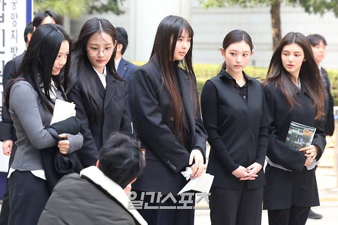 그룹 뉴진스(NJZ)가 7일 오후 어도어가 뉴진스 멤버들을 상대로 제기한 기획사 지위보전 및 광고계약 체결 등 금지 가처분 심문을 마치고 입장을 밝히고 있다. 서병수 기자 qudtn@edaily.co.kr /2025.03.07/