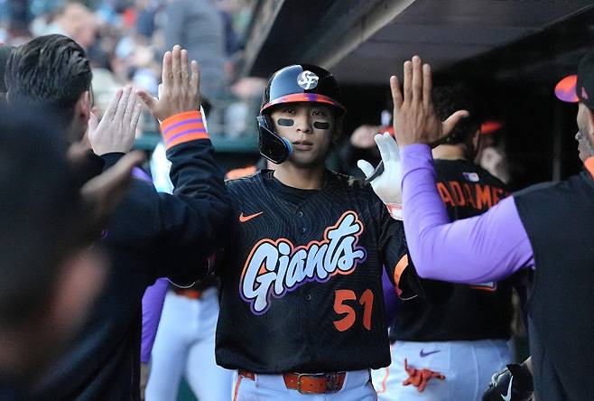 <yonhap photo-4360=""> SAN FRANCISCO, CALIFORNIA - JUNE 17: Jung Hoo Lee #51 of the San Francisco Giants is congratulated by teammates after he scored against the Cleveland Guardians in the bottom of the first inning at Oracle Park on June 17, 2025 in San Francisco, California. Thearon W. Henderson/Getty Images/AFP (Photo by Thearon W. Henderson / GETTY IMAGES NORTH AMERICA / Getty Images via AFP)/2025-06-18 11:52:48/ <저작권자 ⓒ 1980-2025 ㈜연합뉴스. 무단 전재 재배포 금지, AI 학습 및 활용 금지></yonhap>