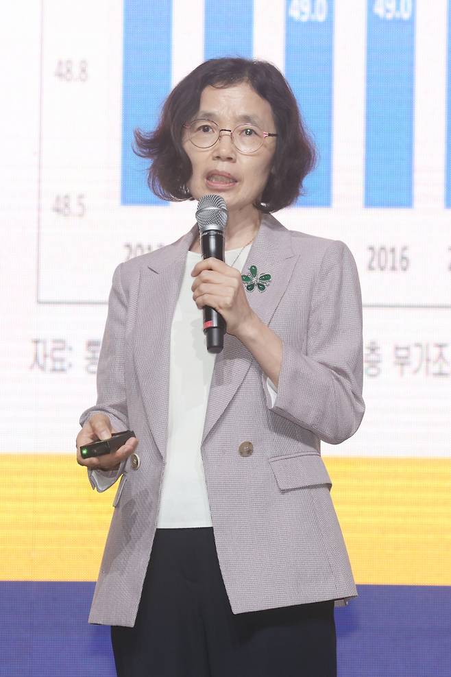 [이데일리 이영훈 기자] 정순둘 한국노년학회장 겸 이화여대 사회복지학과 교수가 18일 서울 중구 장충동 서울신라호텔에서 열린 '제16회 이데일리 전략포럼'에서 '사회모델 구축 복지 및 재정:저출산보다 어려운 고령화…新사회건설을 위한 필요충분조건' 주제로 발표하고 있다. '뒤집힌 인구 피라미드…축의 전환 길을 찾다' 주제로 이틀간 진행하는 '제16회 이데일리 전략포럼'은 눈앞에 닥친 초고령사회에 대한 보다 현실적인 고민과 해법을 모색하기 위해 마련됐다.