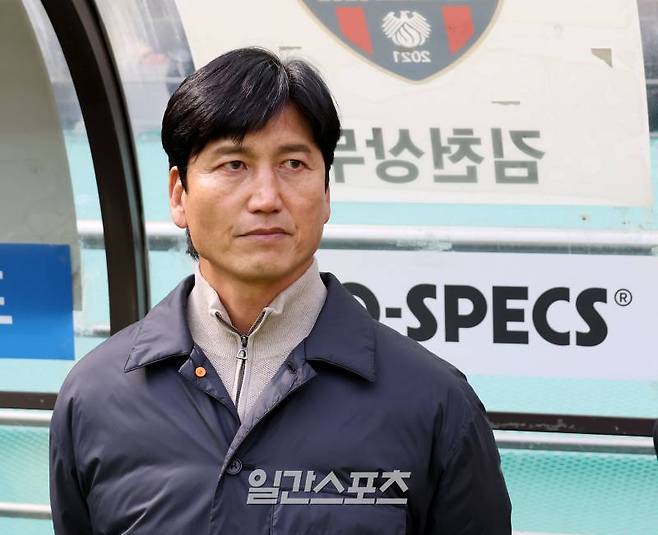 프로축구 '하나은행 K리그1 2025' 2라운드 FC서울과 김천상무의 경기가 3일 오후 서울 마포구 서울월드컵경기장에서 열렸다. 경기 전 정정용 감독이 벤치에 서 있다. 상암=김민규 기자 mgkim1@edaily.co.kr /2025.03.03/