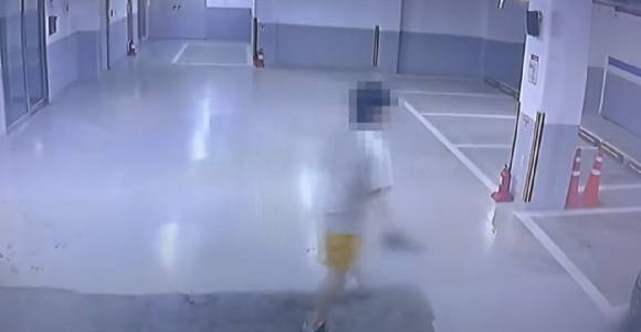 멀쩡히 주차돼 있던 차량이 흉기를 든 남성에 의해 파손되는 아찔한 사건을 경험했다는 차주의 제보가 전해졌다. 사진은 흉기를 든 채 돌아다니는 남성의 모습. [사진=JTBC]