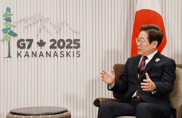 이재명 대통령이 17일(현지시간) 캐나다 앨버타주 캐내내스키스 주요 7개국(G7) 정상회의장에서 이시바 시게루 신임 일본 총리와 한일 정상회담을 하며 발언하고 있다. 2025.6.18 [사진=연합뉴스]