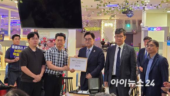우원식 국회의장이 입점 점주 협의회와 간담회에서 현안요구서를 받아들고 있다. [사진=진광찬 기자]